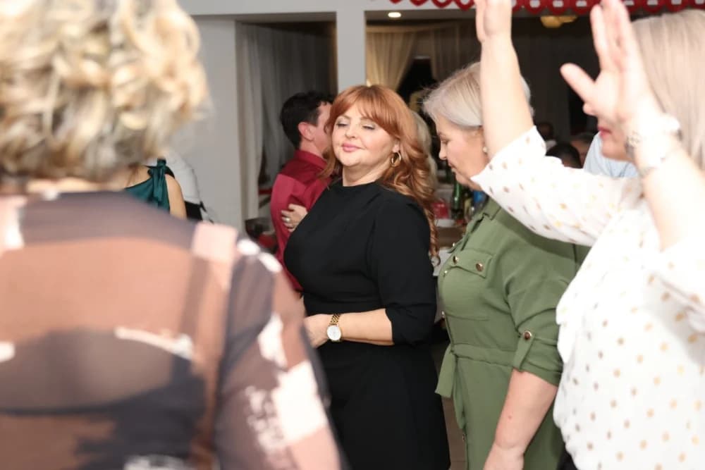 Zaljubljeni i oni koji su sinoć postali proslavili Valentinovo u Schön Blicku