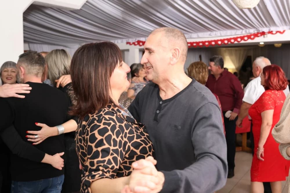 Zaljubljeni i oni koji su sinoć postali proslavili Valentinovo u Schön Blicku