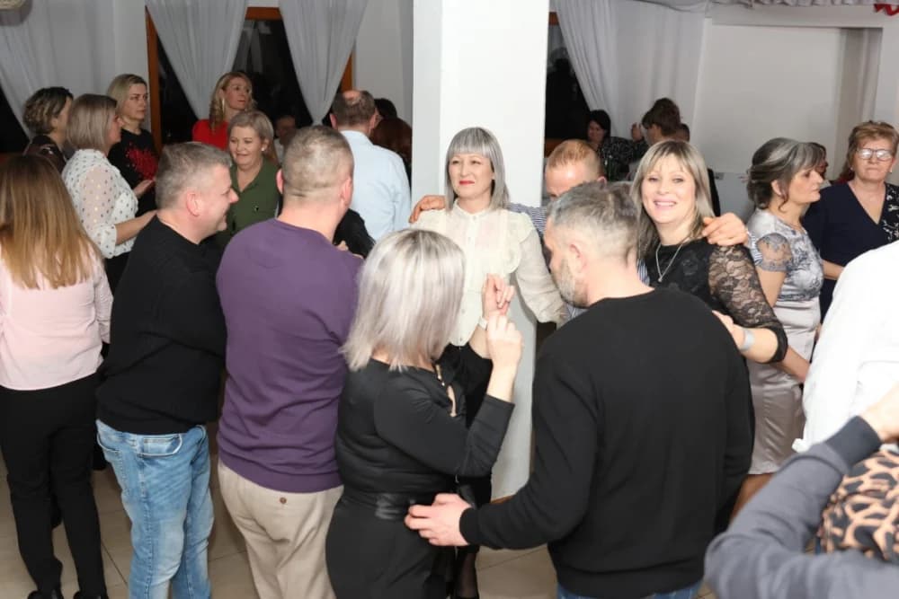 Zaljubljeni i oni koji su sinoć postali proslavili Valentinovo u Schön Blicku