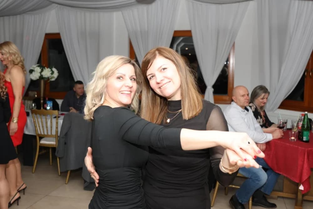 Zaljubljeni i oni koji su sinoć postali proslavili Valentinovo u Schön Blicku
