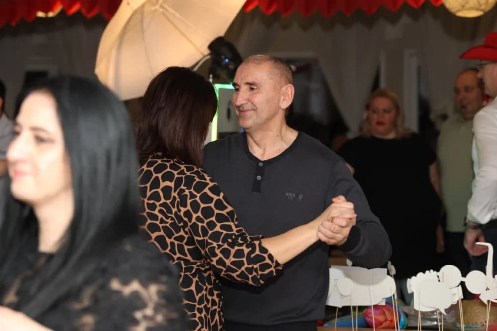 Zaljubljeni i oni koji su sinoć postali proslavili Valentinovo u Schön Blicku