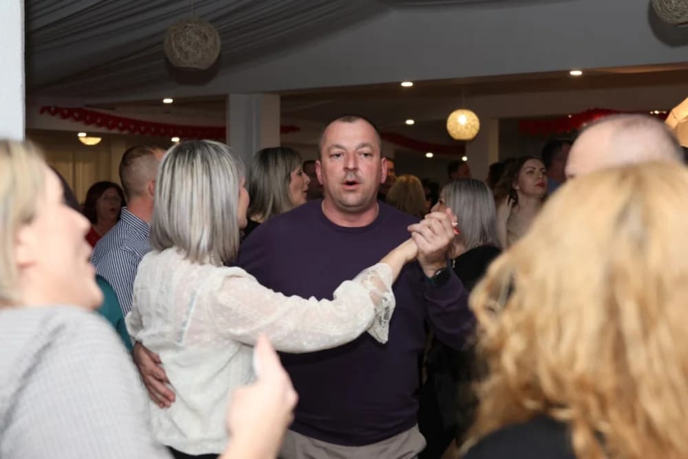 Zaljubljeni i oni koji su sinoć postali proslavili Valentinovo u Schön Blicku