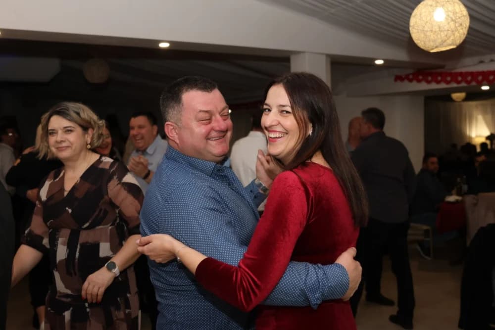 Zaljubljeni i oni koji su sinoć postali proslavili Valentinovo u Schön Blicku
