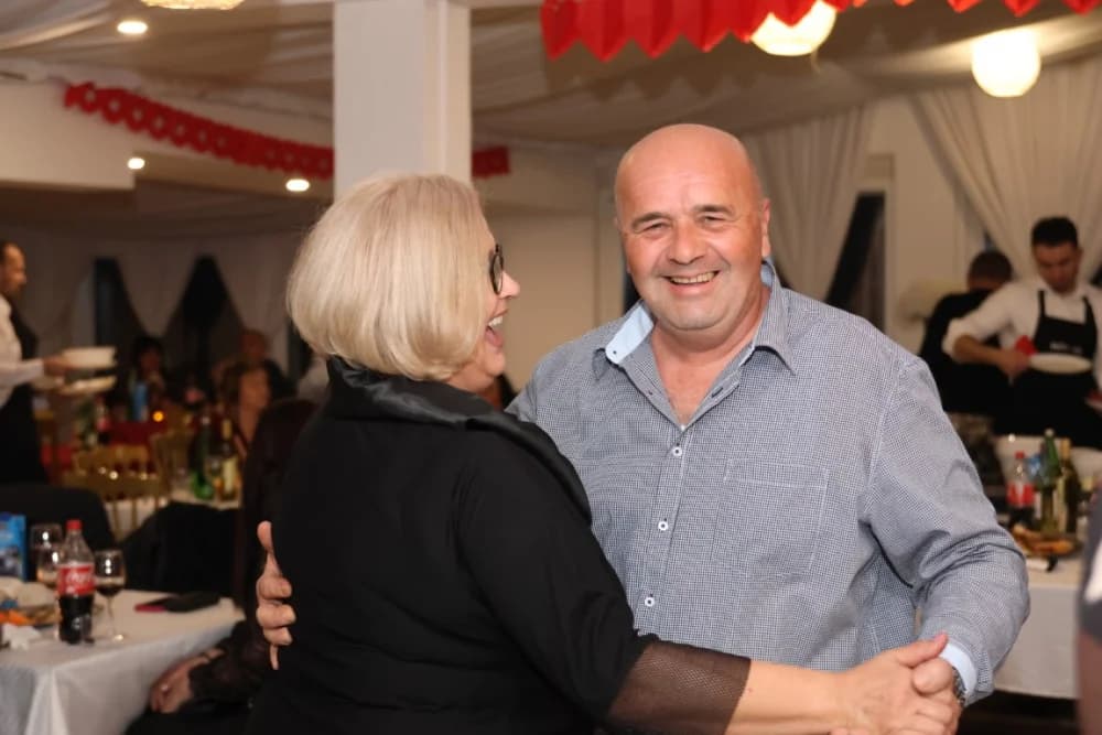 Zaljubljeni i oni koji su sinoć postali proslavili Valentinovo u Schön Blicku