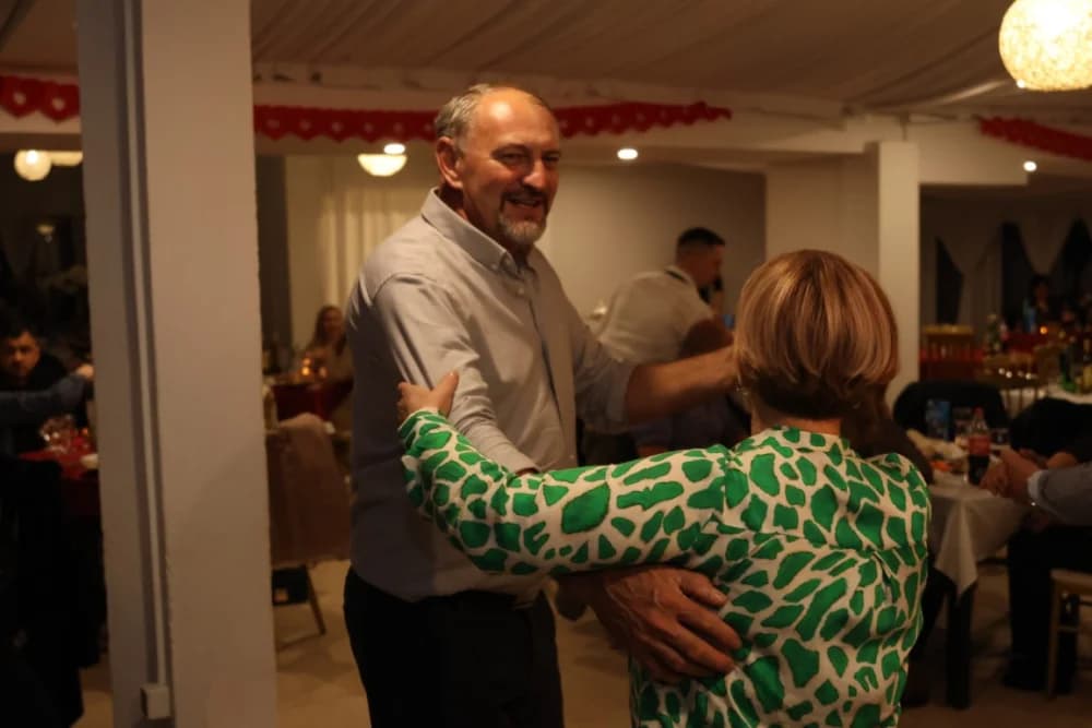 Zaljubljeni i oni koji su sinoć postali proslavili Valentinovo u Schön Blicku