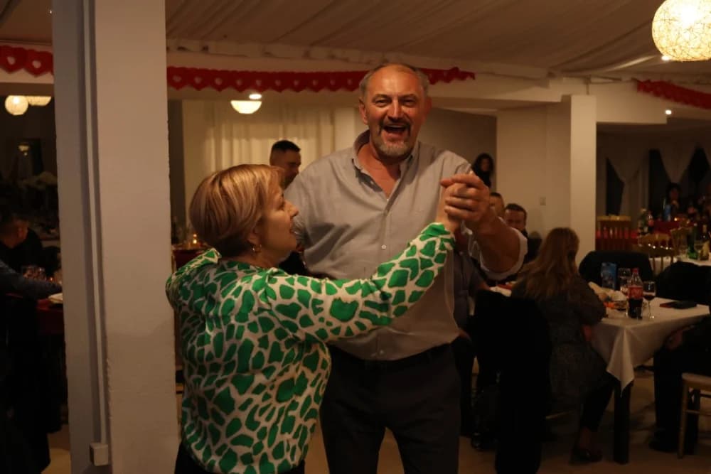 Zaljubljeni i oni koji su sinoć postali proslavili Valentinovo u Schön Blicku