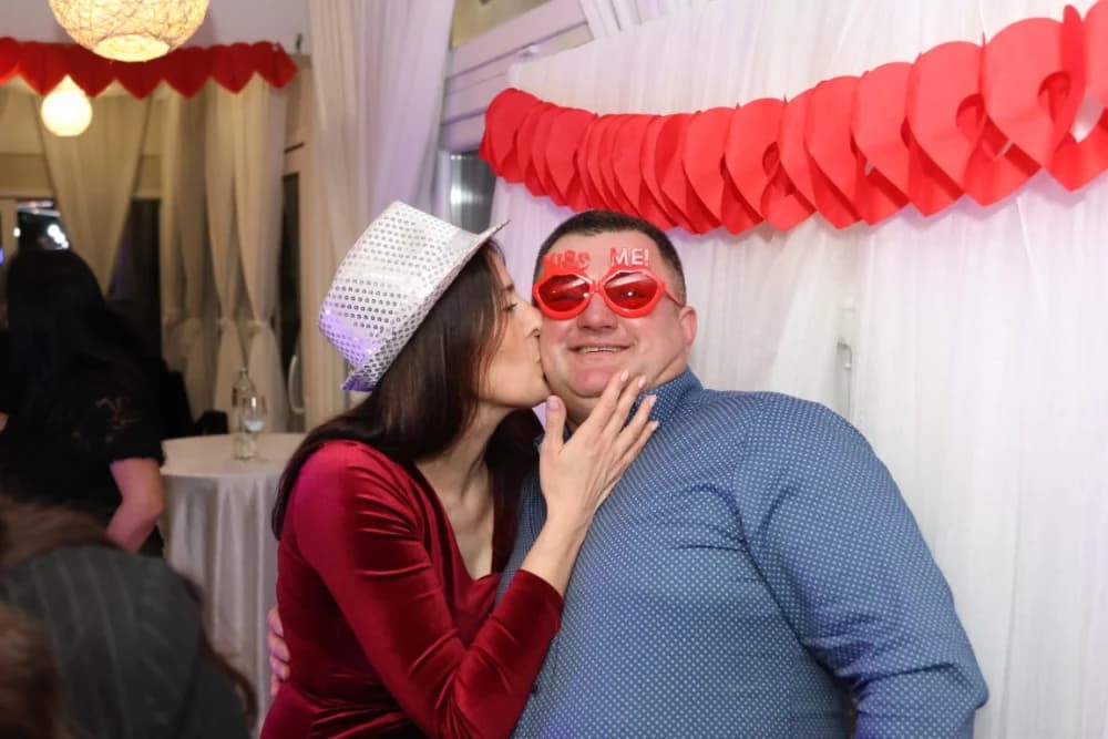 Zaljubljeni i oni koji su sinoć postali proslavili Valentinovo u Schön Blicku