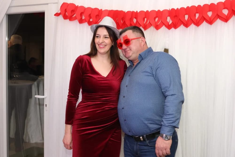 Zaljubljeni i oni koji su sinoć postali proslavili Valentinovo u Schön Blicku