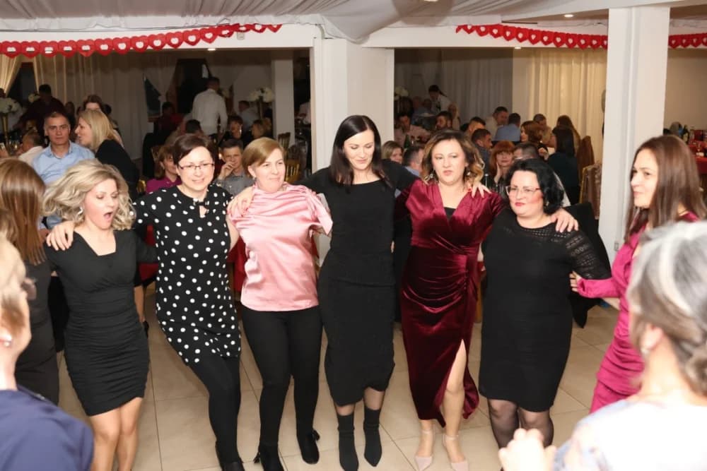 Zaljubljeni i oni koji su sinoć postali proslavili Valentinovo u Schön Blicku