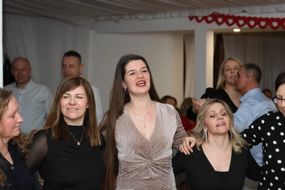 Zaljubljeni i oni koji su sinoć postali proslavili Valentinovo u Schön Blicku