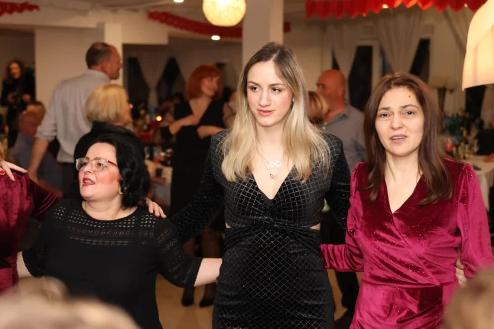 Zaljubljeni i oni koji su sinoć postali proslavili Valentinovo u Schön Blicku