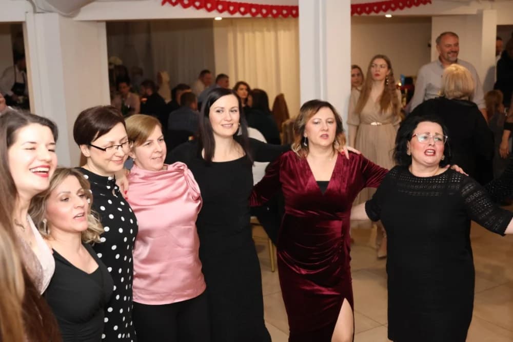 Zaljubljeni i oni koji su sinoć postali proslavili Valentinovo u Schön Blicku