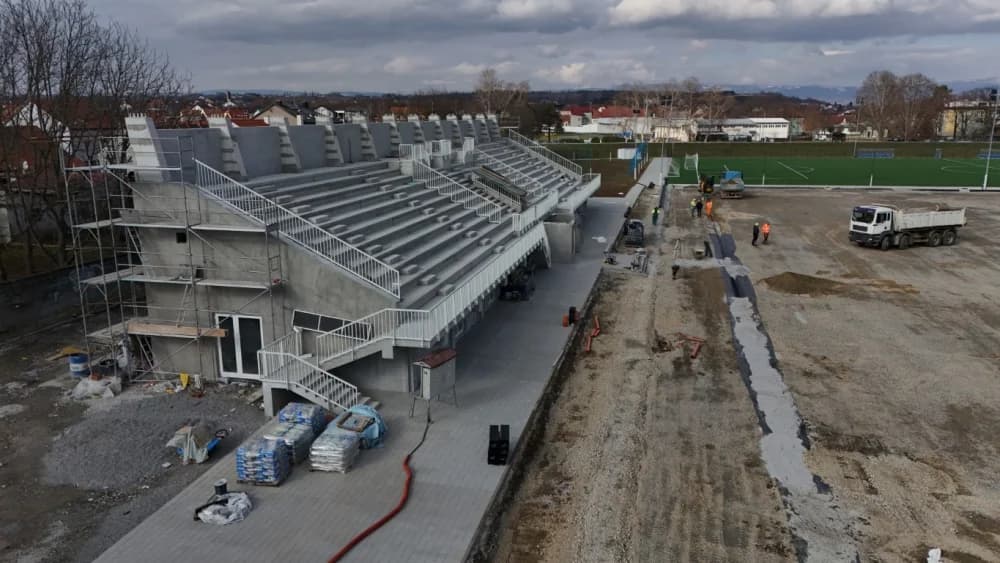 (FOTO-VIDEO) Izvodi se završna faza radova na izgradnji zapadne tribine Nogometnog kluba Slavonija u Požegi