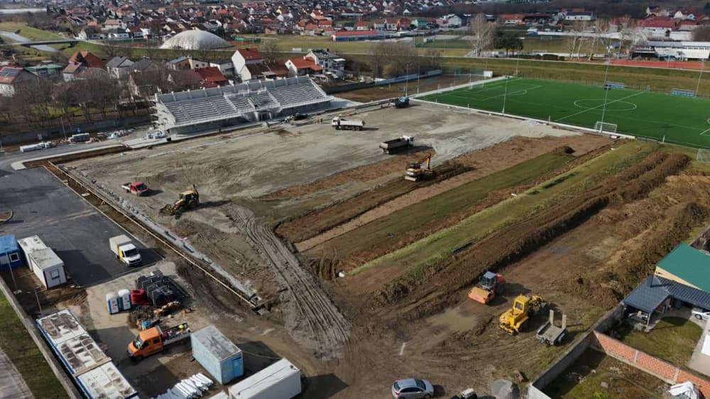 (FOTO-VIDEO) Izvodi se završna faza radova na izgradnji zapadne tribine Nogometnog kluba Slavonija u Požegi