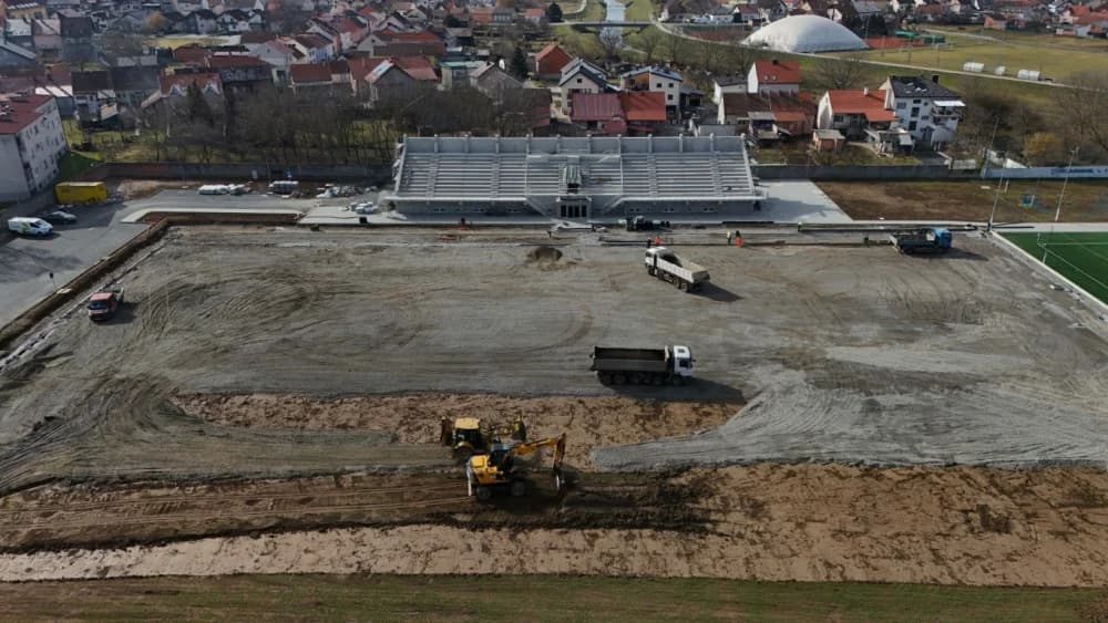 (FOTO-VIDEO) Izvodi se završna faza radova na izgradnji zapadne tribine Nogometnog kluba Slavonija u Požegi