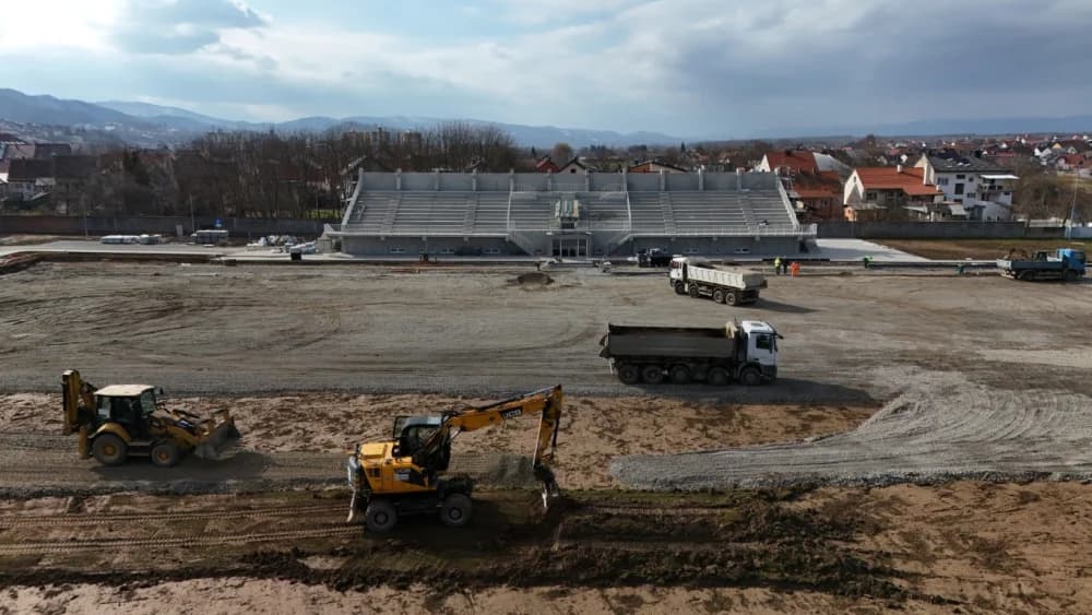 (FOTO-VIDEO) Izvodi se završna faza radova na izgradnji zapadne tribine Nogometnog kluba Slavonija u Požegi
