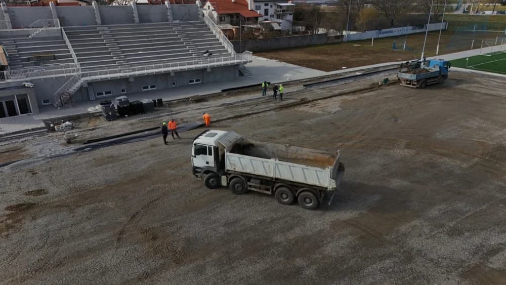 (FOTO-VIDEO) Izvodi se završna faza radova na izgradnji zapadne tribine Nogometnog kluba Slavonija u Požegi