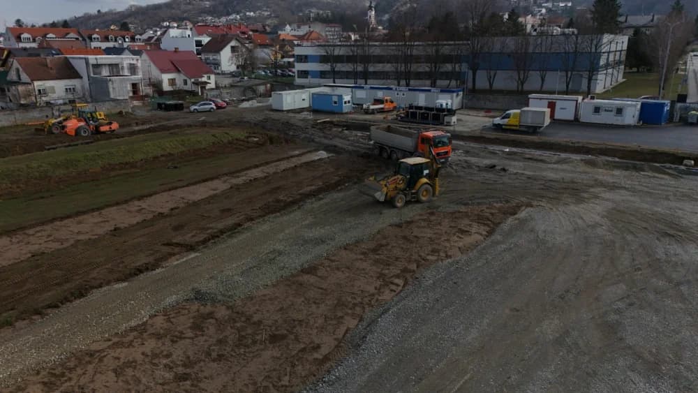 (FOTO-VIDEO) Izvodi se završna faza radova na izgradnji zapadne tribine Nogometnog kluba Slavonija u Požegi
