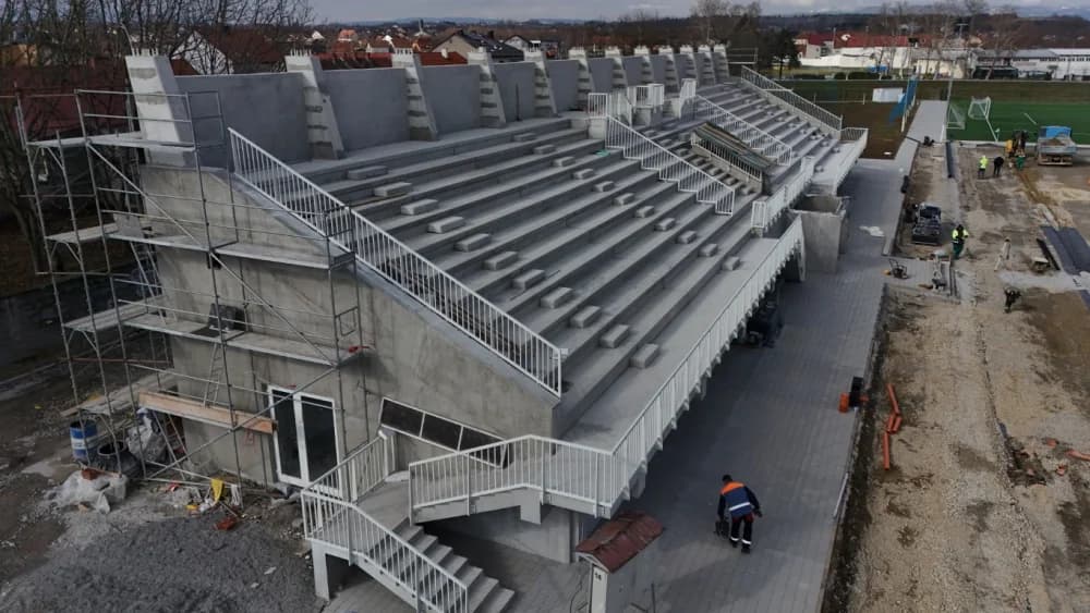 (FOTO-VIDEO) Izvodi se završna faza radova na izgradnji zapadne tribine Nogometnog kluba Slavonija u Požegi