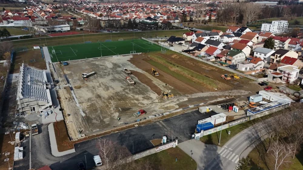 (FOTO-VIDEO) Izvodi se završna faza radova na izgradnji zapadne tribine Nogometnog kluba Slavonija u Požegi