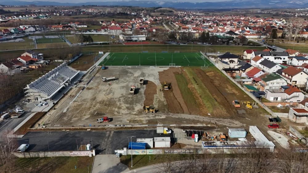 (FOTO-VIDEO) Izvodi se završna faza radova na izgradnji zapadne tribine Nogometnog kluba Slavonija u Požegi