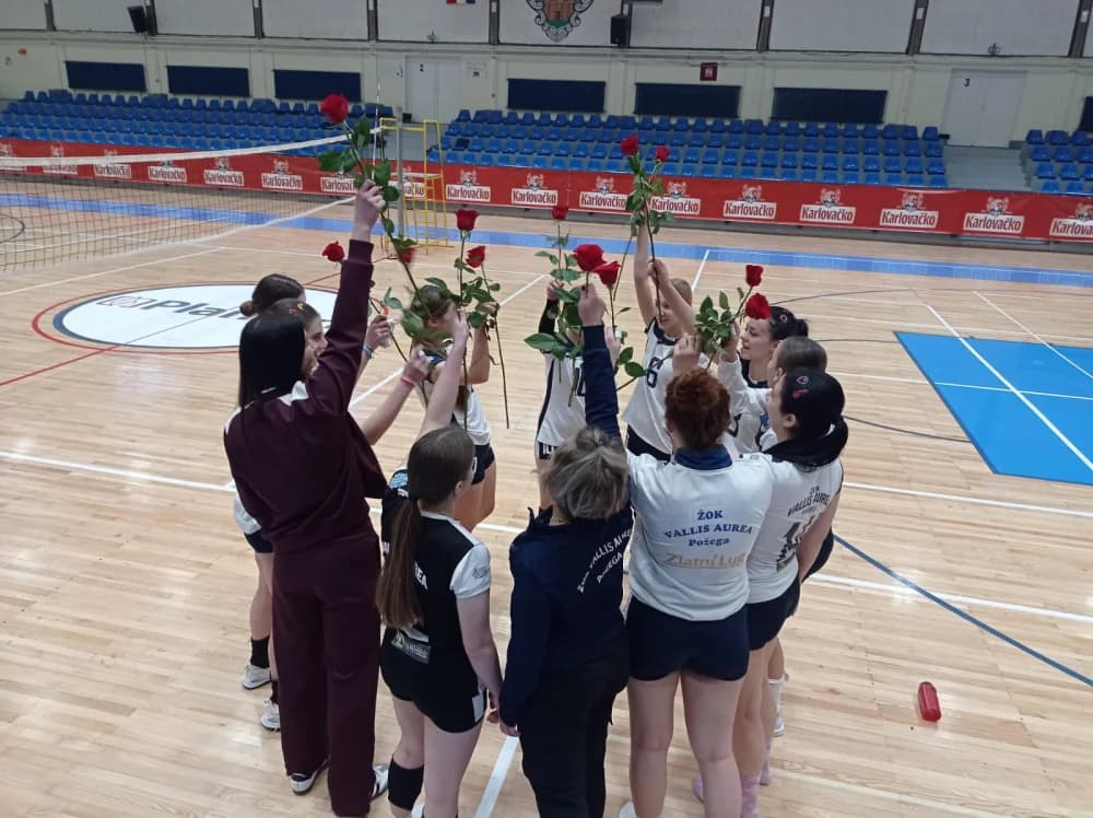 Požeška djevojka iz TV spektakla Marinela Grljušić podijelila ruže odbojkašicama
