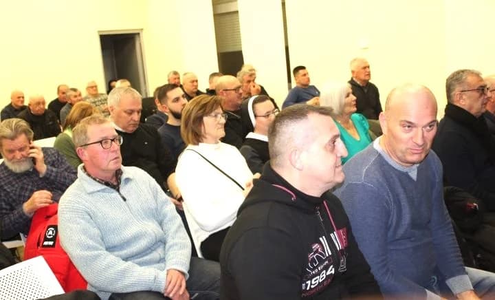 PLETERNIČKA KNJIŽNICA: Predstavljena knjiga ʼAljmaš, Dalj i Erdut u Domovinskom ratu“