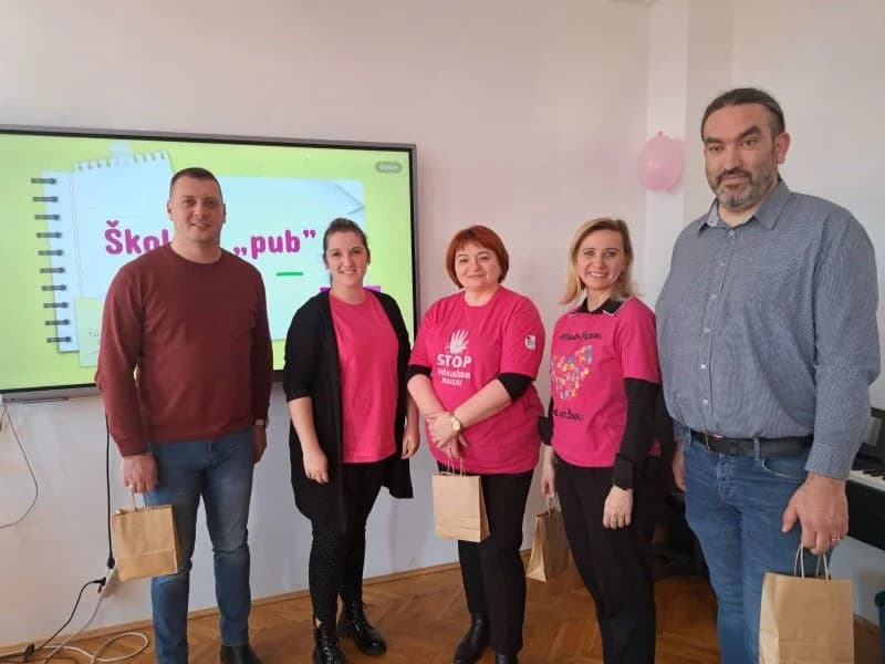 PREVENCIJA VRŠNJAČKOG NASILJA U ČAGLINSKOJ ŠKOLI: Pub kvizom ranije obilježili Dan ružičastih majica