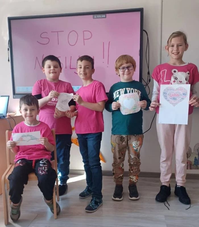 PREVENCIJA VRŠNJAČKOG NASILJA U ČAGLINSKOJ ŠKOLI: Pub kvizom ranije obilježili Dan ružičastih majica