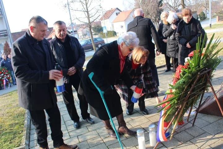 U SJEĆANJE NA POKOJNE BRANITELJE S PLETERNIČKOG PODRUČJA: Polaganjem vijenaca i svetom misom odana počast herojima Domovinskog rata