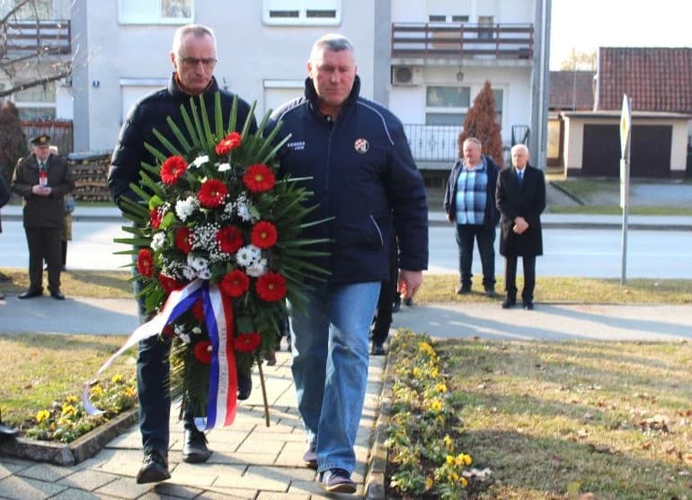 U SJEĆANJE NA POKOJNE BRANITELJE S PLETERNIČKOG PODRUČJA: Polaganjem vijenaca i svetom misom odana počast herojima Domovinskog rata