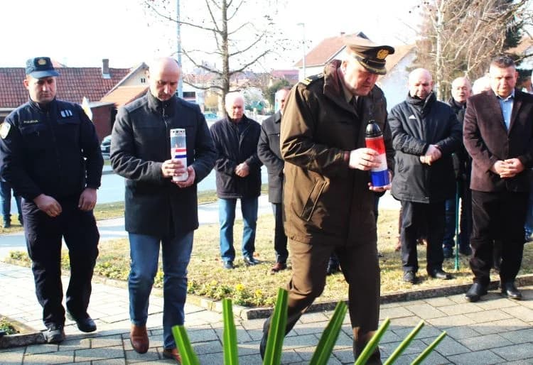 U SJEĆANJE NA POKOJNE BRANITELJE S PLETERNIČKOG PODRUČJA: Polaganjem vijenaca i svetom misom odana počast herojima Domovinskog rata