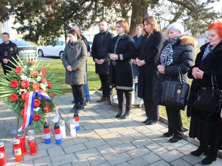 U SJEĆANJE NA POKOJNE BRANITELJE S PLETERNIČKOG PODRUČJA: Polaganjem vijenaca i svetom misom odana počast herojima Domovinskog rata