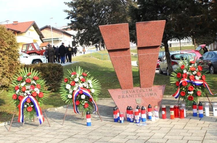 U SJEĆANJE NA POKOJNE BRANITELJE S PLETERNIČKOG PODRUČJA: Polaganjem vijenaca i svetom misom odana počast herojima Domovinskog rata