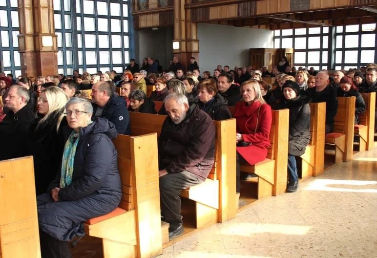 U SJEĆANJE NA POKOJNE BRANITELJE S PLETERNIČKOG PODRUČJA: Polaganjem vijenaca i svetom misom odana počast herojima Domovinskog rata