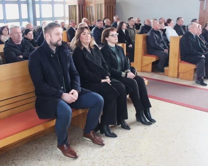 U SJEĆANJE NA POKOJNE BRANITELJE S PLETERNIČKOG PODRUČJA: Polaganjem vijenaca i svetom misom odana počast herojima Domovinskog rata