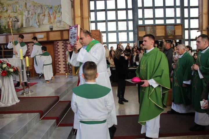 U SJEĆANJE NA POKOJNE BRANITELJE S PLETERNIČKOG PODRUČJA: Polaganjem vijenaca i svetom misom odana počast herojima Domovinskog rata