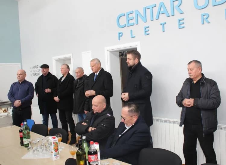 U SJEĆANJE NA POKOJNE BRANITELJE S PLETERNIČKOG PODRUČJA: Polaganjem vijenaca i svetom misom odana počast herojima Domovinskog rata