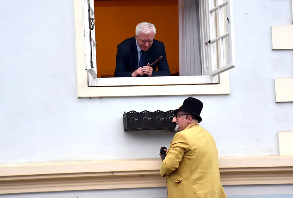 POŽEŠKI MASKENBAL: Ključeve grada predao požeški gradonačelnik novoj ekipi - ali samo nakratko ma koliko to drugi jako priželjkuju!