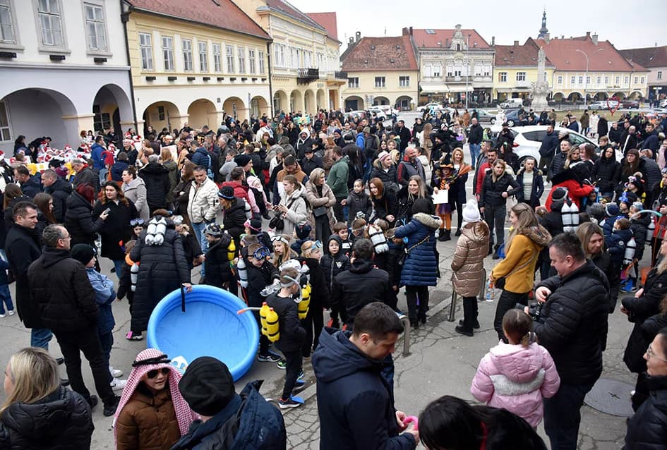 POŽEŠKI MASKENBAL: Ključeve grada predao požeški gradonačelnik novoj ekipi - ali samo nakratko ma koliko to drugi jako priželjkuju!
