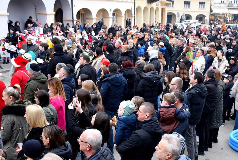 POŽEŠKI MASKENBAL: Ključeve grada predao požeški gradonačelnik novoj ekipi - ali samo nakratko ma koliko to drugi jako priželjkuju!