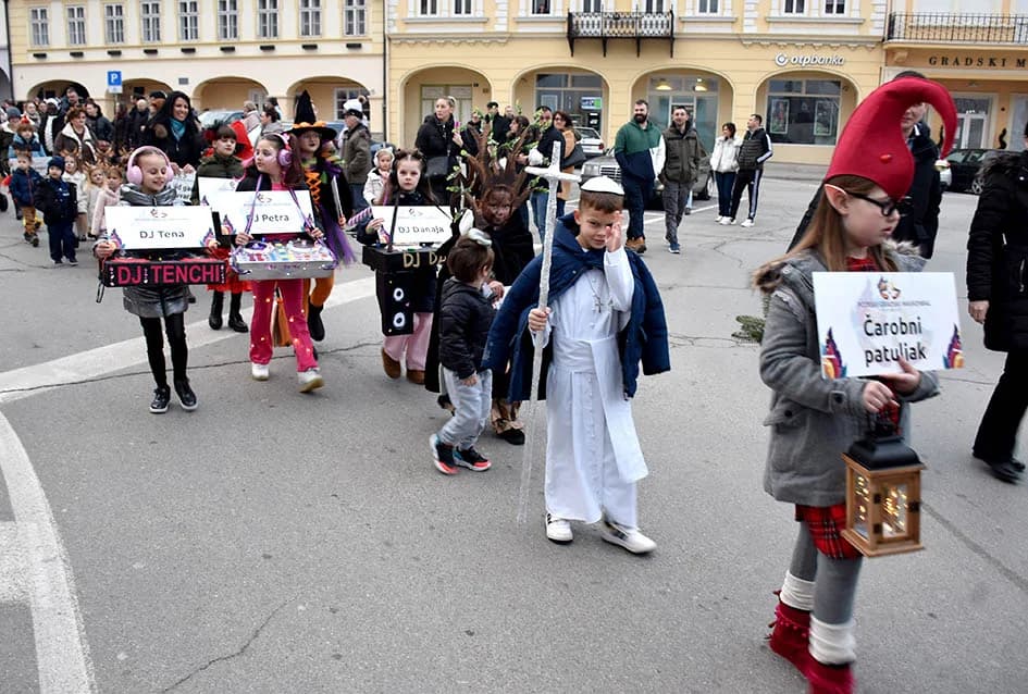 POŽEŠKI MASKENBAL: Ključeve grada predao požeški gradonačelnik novoj ekipi - ali samo nakratko ma koliko to drugi jako priželjkuju!