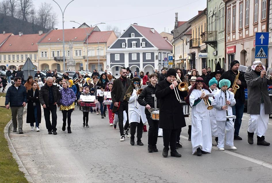 POŽEŠKI MASKENBAL: Ključeve grada predao požeški gradonačelnik novoj ekipi - ali samo nakratko ma koliko to drugi jako priželjkuju!