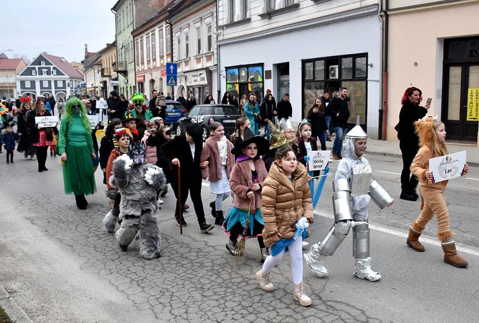POŽEŠKI MASKENBAL: Ključeve grada predao požeški gradonačelnik novoj ekipi - ali samo nakratko ma koliko to drugi jako priželjkuju!