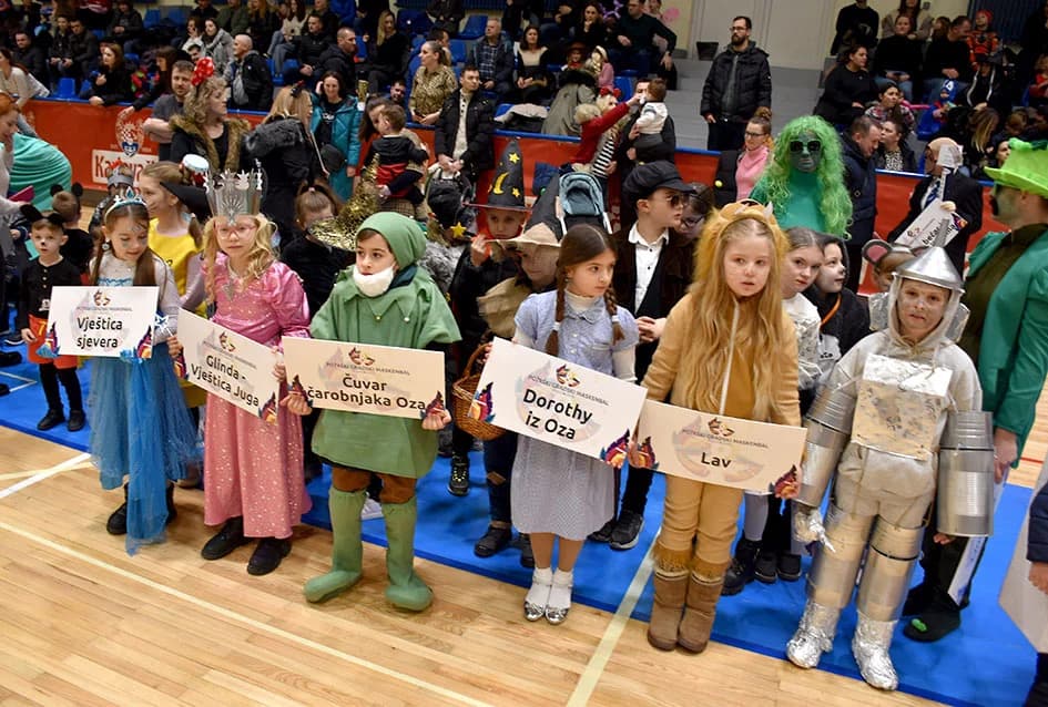 POŽEŠKI MASKENBAL: Ključeve grada predao požeški gradonačelnik novoj ekipi - ali samo nakratko ma koliko to drugi jako priželjkuju!