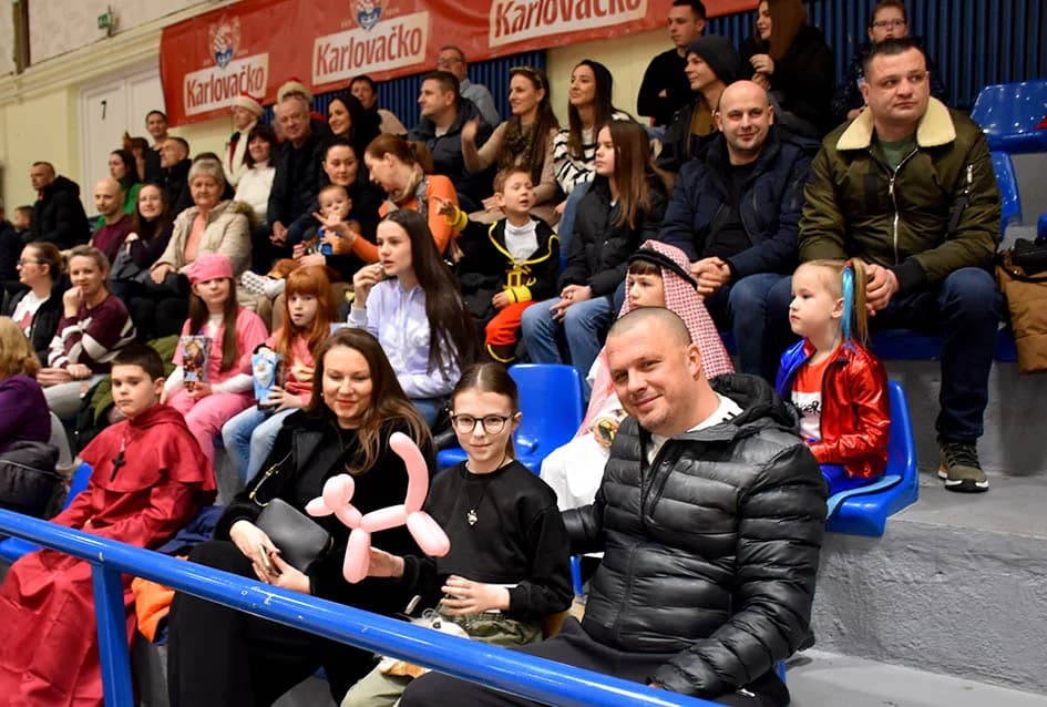 POŽEŠKI MASKENBAL: Ključeve grada predao požeški gradonačelnik novoj ekipi - ali samo nakratko ma koliko to drugi jako priželjkuju!
