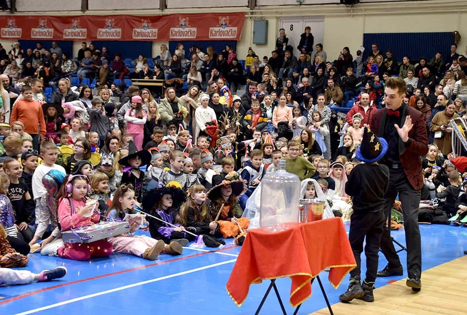 POŽEŠKI MASKENBAL: Ključeve grada predao požeški gradonačelnik novoj ekipi - ali samo nakratko ma koliko to drugi jako priželjkuju!