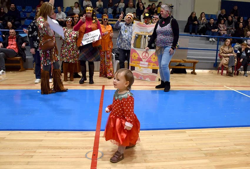 POŽEŠKI MASKENBAL: Ključeve grada predao požeški gradonačelnik novoj ekipi - ali samo nakratko ma koliko to drugi jako priželjkuju!