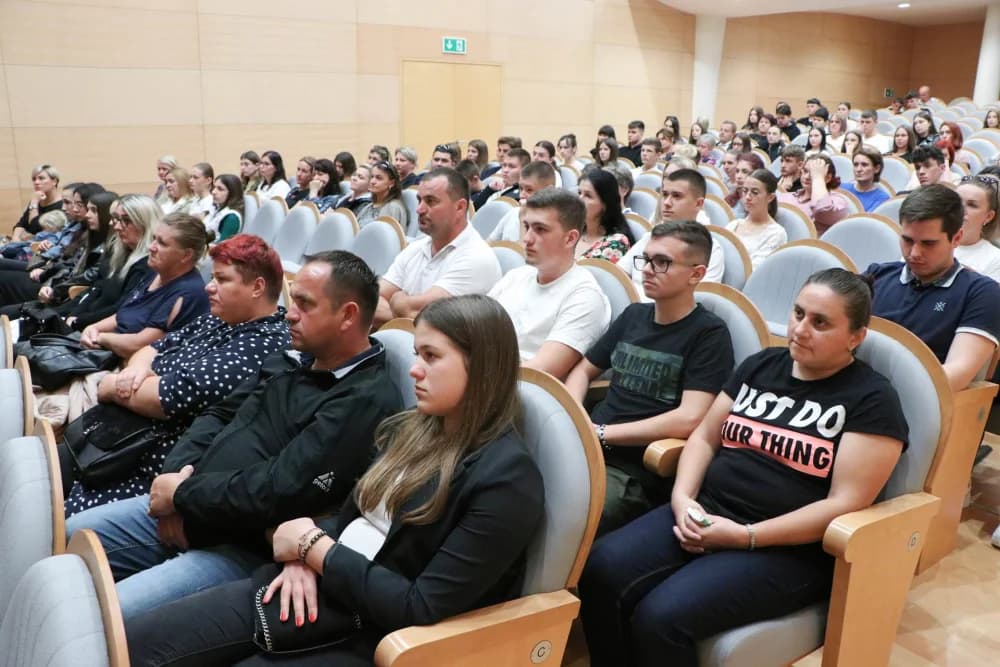 Požeška biskupija dodijelila 162 stipendije učenicima i studentima