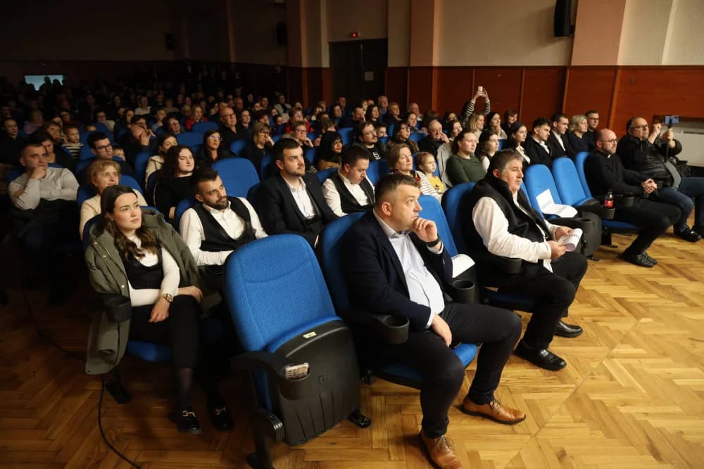 Dirljivim skladbama oduševili Kutjevčane: “Tamburom kroz Slavoniju i Hercegovinu”: